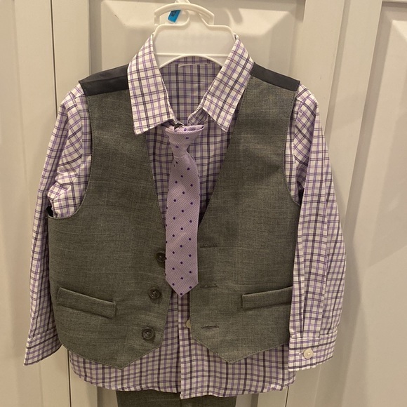 Pant suit with vest and shirt. - Picture 3 of 4